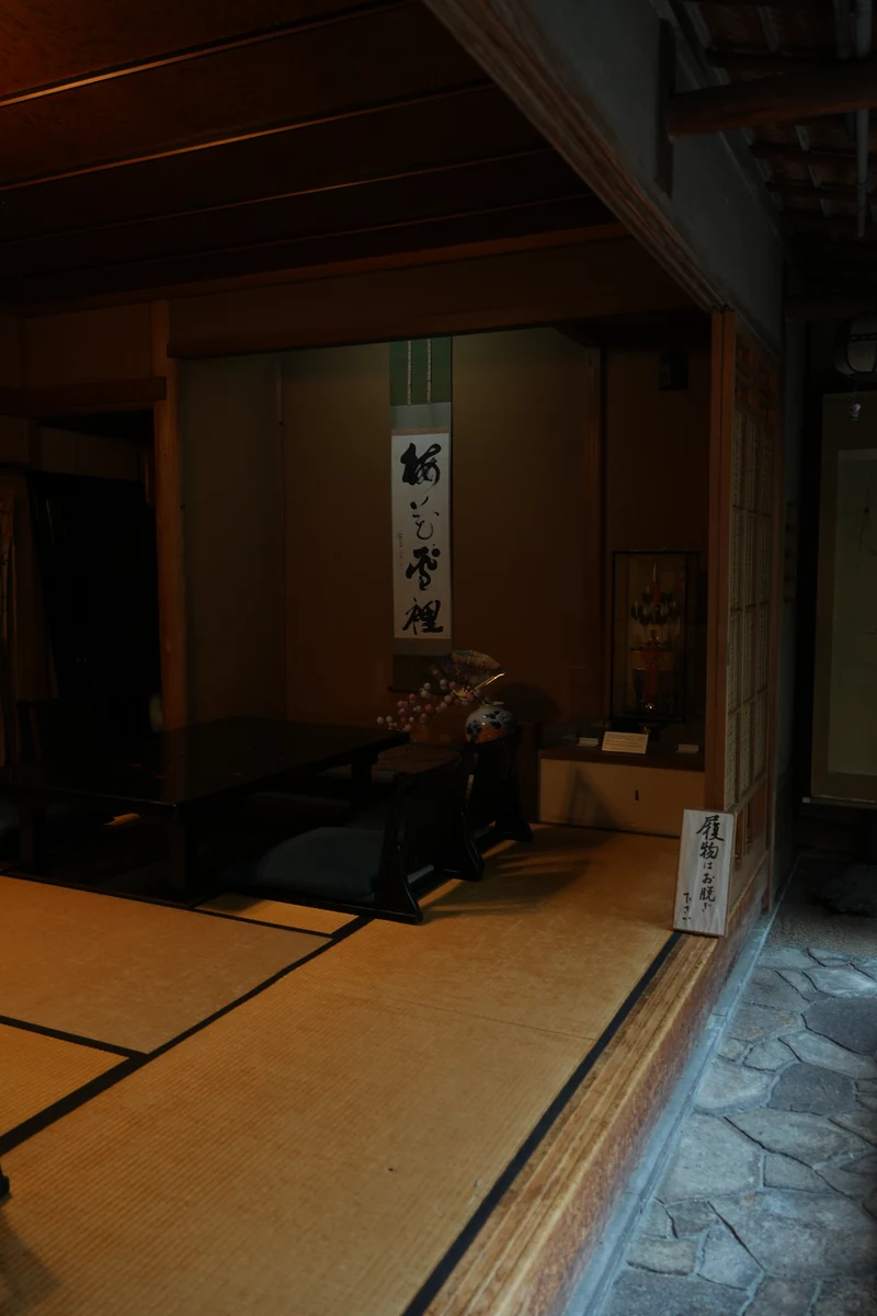 床の間と座椅子を望む茶室の入口