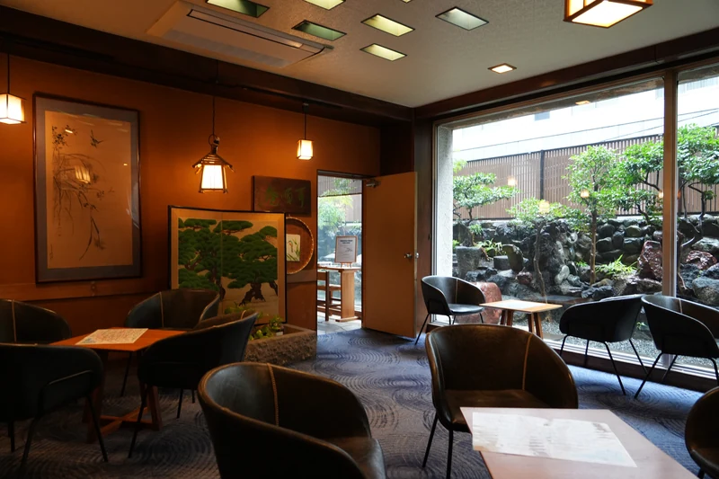 屏風と小さな庭を眺める江戸屋のロビーラウンジ