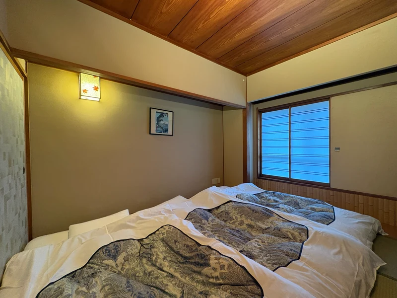 窓辺に布団を並べた江戸屋の和デラックス