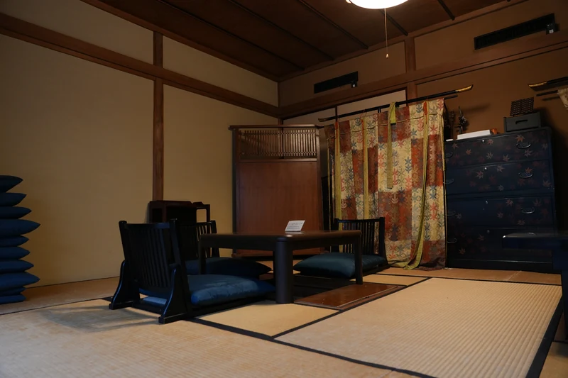 畳の上に座卓と座椅子を配した茶室