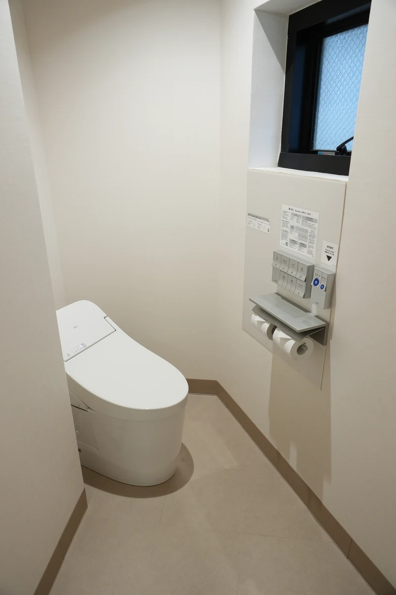 脱衣所側の窓のあるお手洗い